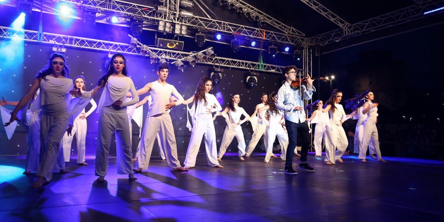 Στα πλαίσια ΙV Διεθνής συνάντησης καλλιτεχνικής νεολαίας «Paradise Holiday» στην πλατεία Λευκού Πύργου πραγματοποιήθηκε φαντασμαγορική συναυλία
