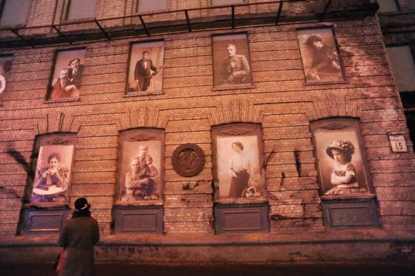 Διακόσμησαν σπίτι χωρίς παράθυρα με πορτραίτα παλιάς εποχής στο Κίεβο