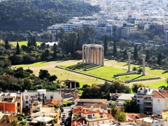 13Ruins-of-the-temple-of-Olympian-Zeus-in-Athens,-Greece