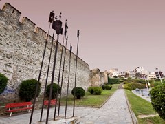 16_Old-byzantine-walls-at-Thessaloniki-city-in-Greece