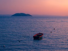 Kelyfos_sunset_boat_01