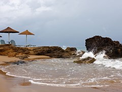 Вид на песчаный пляж после дождя, Закинф Греция