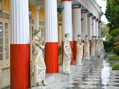 Скульптуры у основания Ахиллионского дворца, Корфу