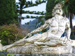 Статуя Ахиллеса умирает, от попадания стрелы в ногу. Расположенна в садах двореца Ахиллеса на острове Корфу, Греция.