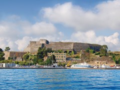 Старая крепость построенная на берегу моря. Корфу