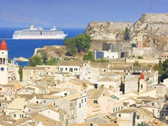 Старый город Корфу и круизный корабль, остров Корфу Греция