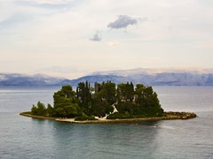 Понтикониси, Мышиный остров, недалеко от Корфу, горы Албании на заднем плане