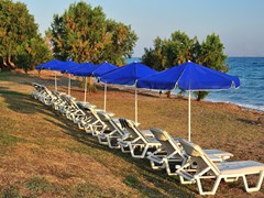 Голубые зонтики на пляже, о. Кос