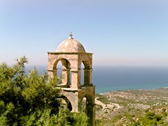Одинокая колокольня расположена в дальнем углу острова Кос