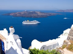 05_Cruise-liner-motoring-into-the-caldera-below-the-cliffs-of-the-capital-city-of-fira-on-the-greek-island-of-santorini
