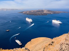 16_Cruise-ships-and-spectacular-caldera-view-at-Santorini,-Greece