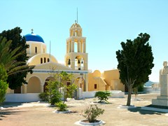 33_Square-and-traditional-greek-church-in-the-Santorini-island,-Oia.