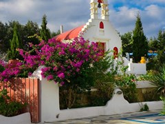 Грецька церква в квітах