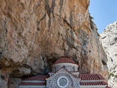 Маленька церква в скелі на Криті