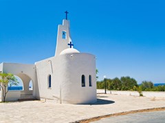 Маленькая белая церковь на берегу моря. Остров Самос, Греция