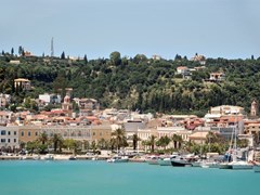 Панорамний вид на порт та місто Закінф, Греція