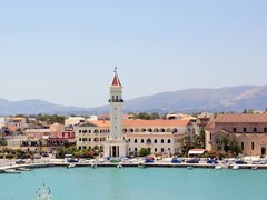 Панорамный вид на город и порт острова Закинф, Греция.