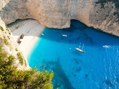 Пляж с кораблекрушением с прекрасным белым песком и бирюзовой водой в Закинф, Греция