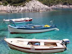 невеликі рибальські човни в порто Вромі,Занте (о.Закінф,Греція)
