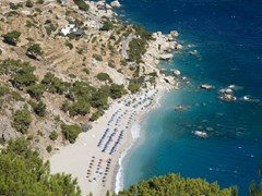 Карпатос - пляж Апелла в вересні. Пляж знаходиться в мальовничій бухті та має чудовий білий пісок та синє чисте море. Греція