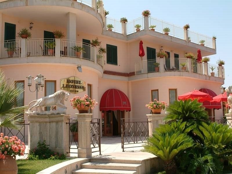 Leonessa Hotel