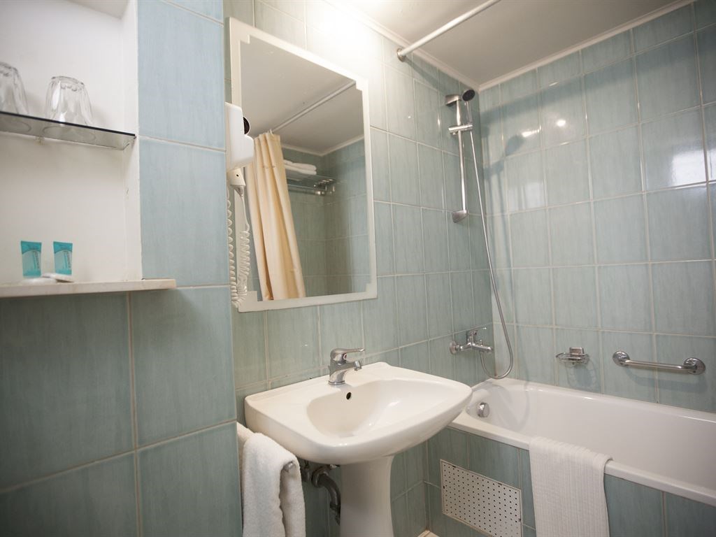 Macedonian Sun Hotel: Double Room Bathroom