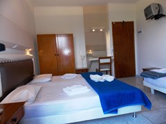 Mari Beach Hotel: Triple Room - photo 12