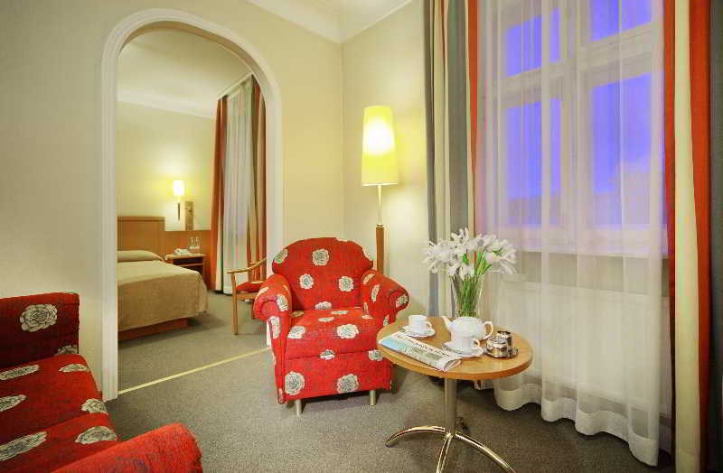 Oktyabrskaya (Oktyabrsky Building) Hotel: Room
