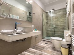 Strass Hotel: New Bathroom - photo 17
