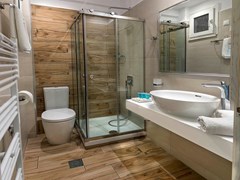 Strass Hotel: New Bathroom - photo 16