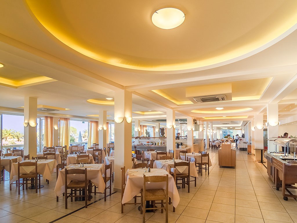 Messonghi Beach Resort: restaurants