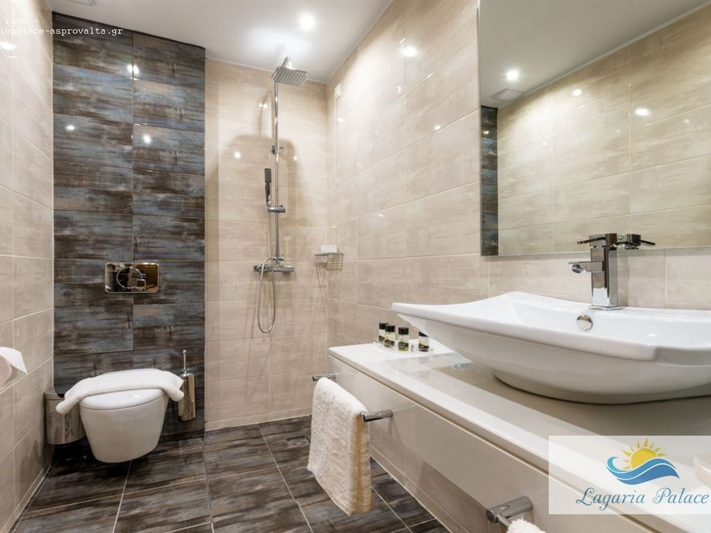 Lagaria Luxury Rooms & Apartments: Disabled Bathroom