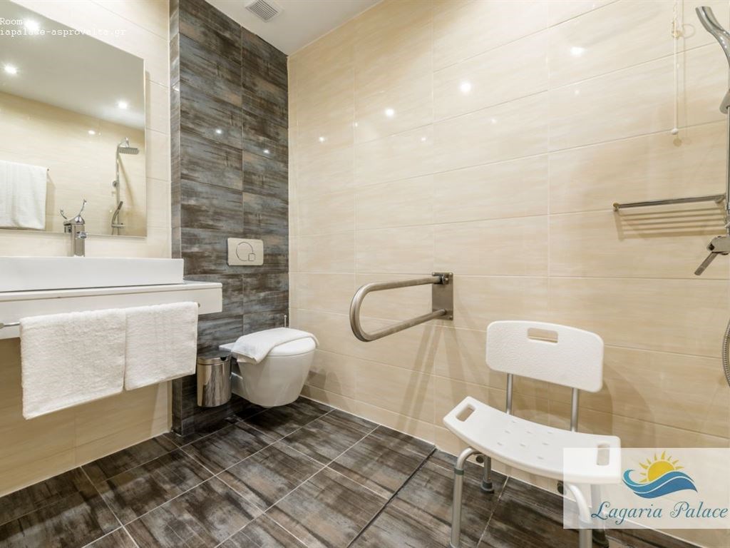 Lagaria Luxury Rooms & Apartments: Disabled Bathroom