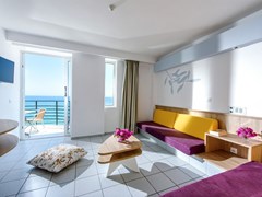 Alia Beach Hotel: Suite - photo 13