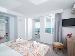 Alia Beach Hotel: Suite Bedroom - photo 14