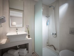 Mari Kristin Beach Hotel: Bathroom - photo 11