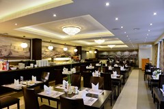 Petro Palace Hotel: Restaurant - photo 8