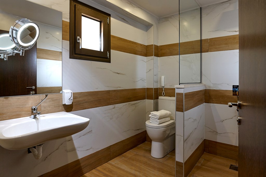 Esperides Crete Resort : Bathroom for disabled