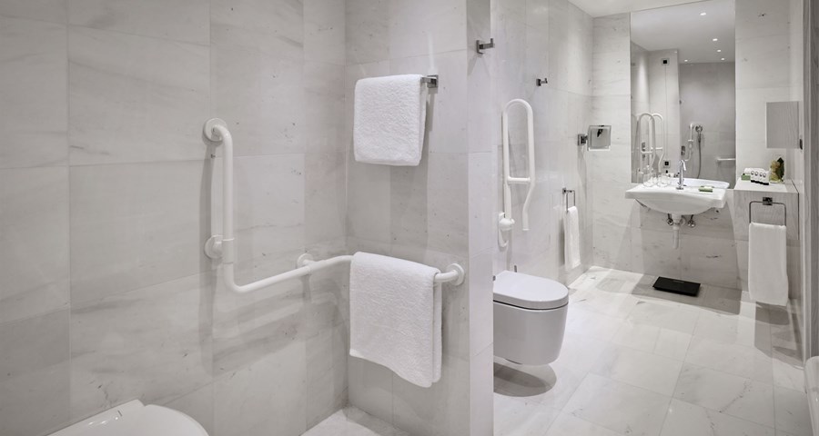 Parklane, a Luxury Collection Resort & Spa: Accessible Room Bathroom