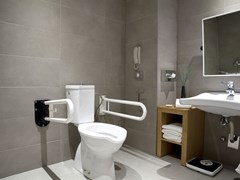 Lazart Hotel : Bathroom for disabled - photo 45