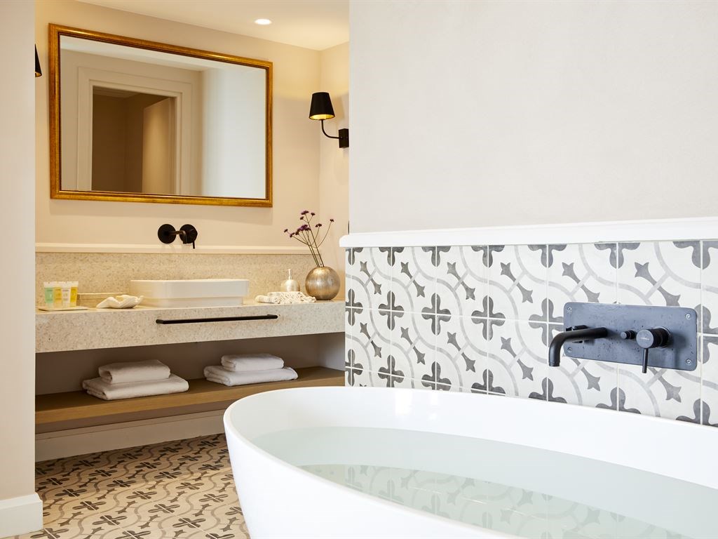 Marbella Nido Suite Hotel and Villas: Deluxe Suite Whirlpool bathroom