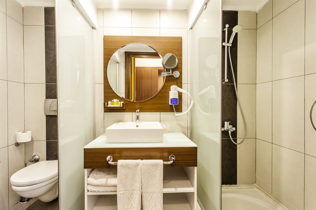 Tusan Beach Resort: Bathroom-family room