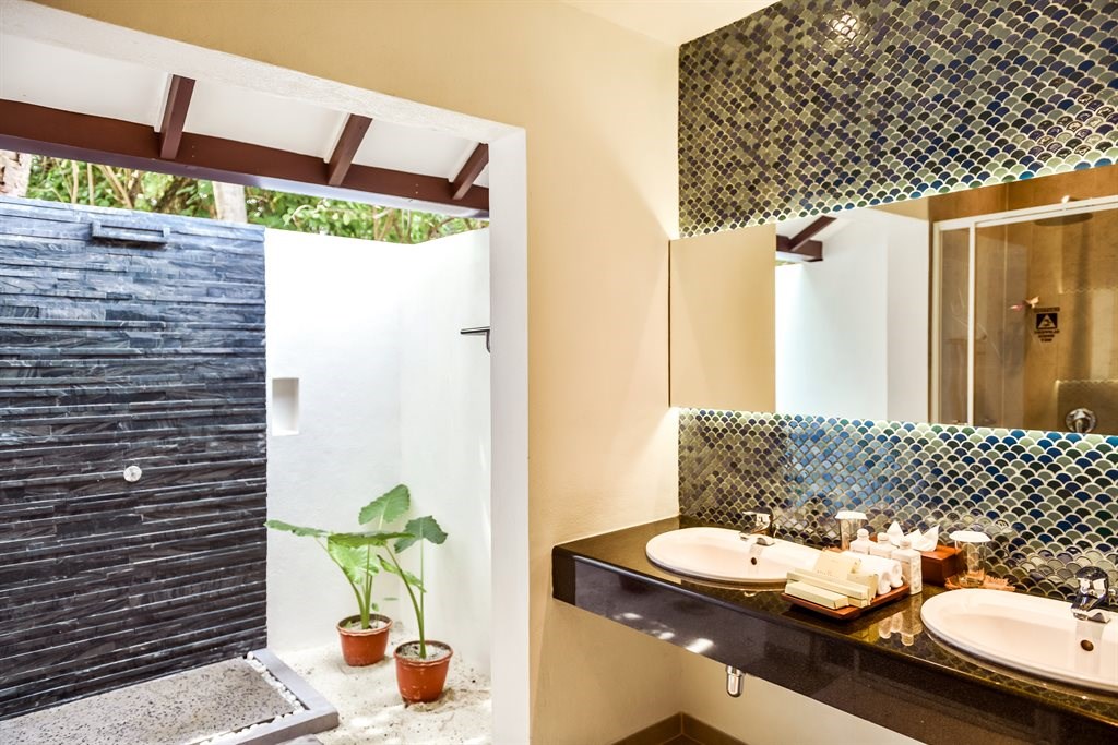Adaaran Select Meedhupparu : Deluxe Beach Villa Wash room
