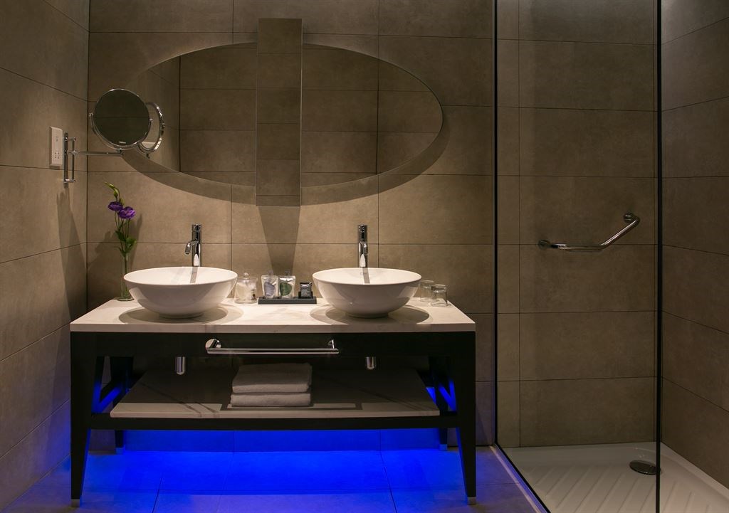 Vangelis Hotel & Suites: Bathroom