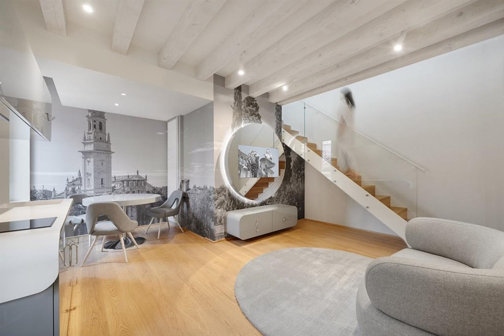 Lords Of Verona: Two-Level Apartment Double 