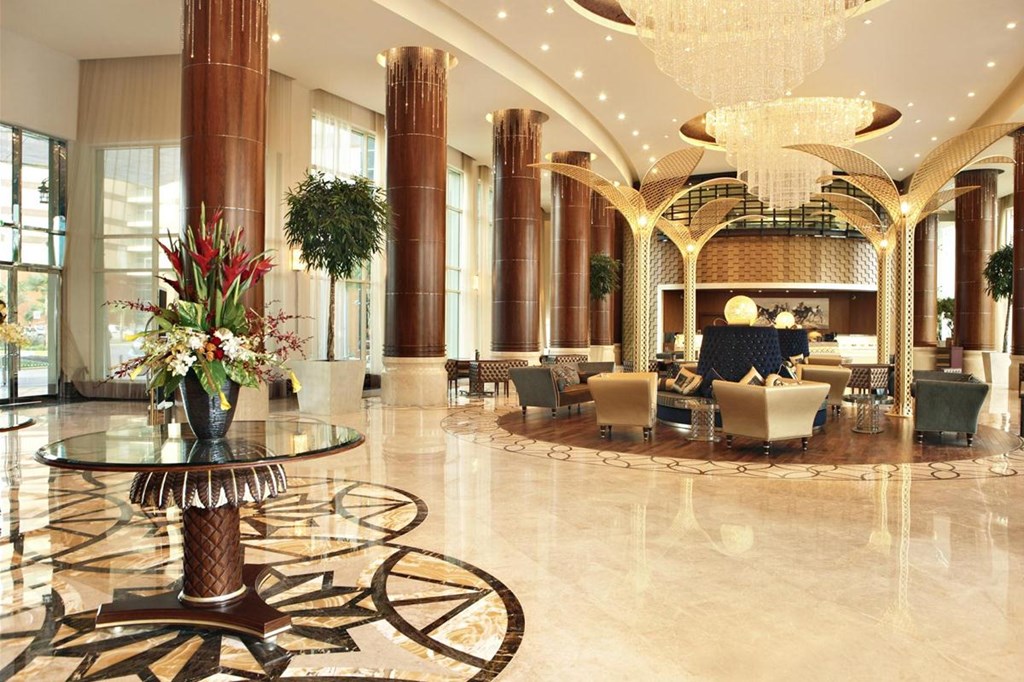 Khalidiya Palace Rayhaan: Hotel interior