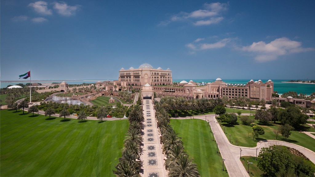 Emirates Palace Abu Dhabi: Hotel exterior