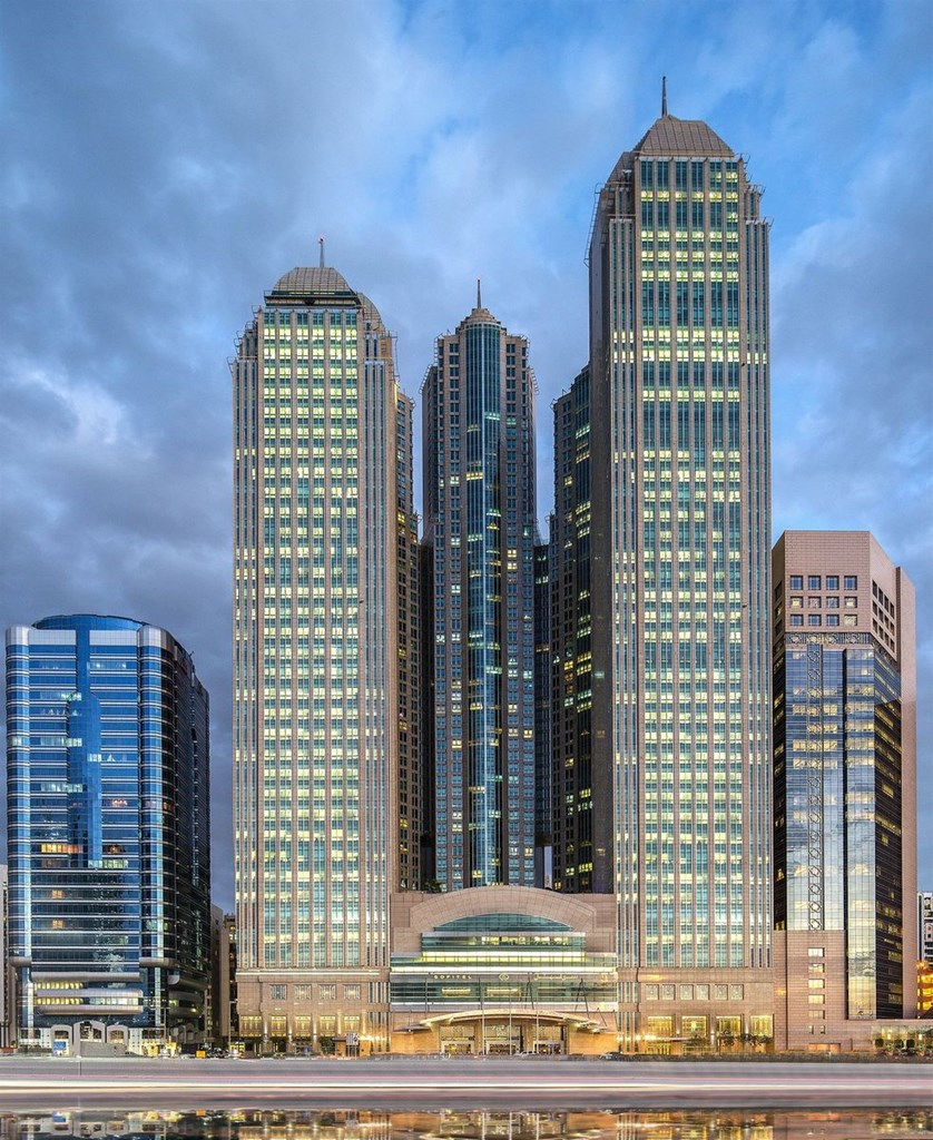 Sofitel Abu Dhabi Corniche: Hotel exterior