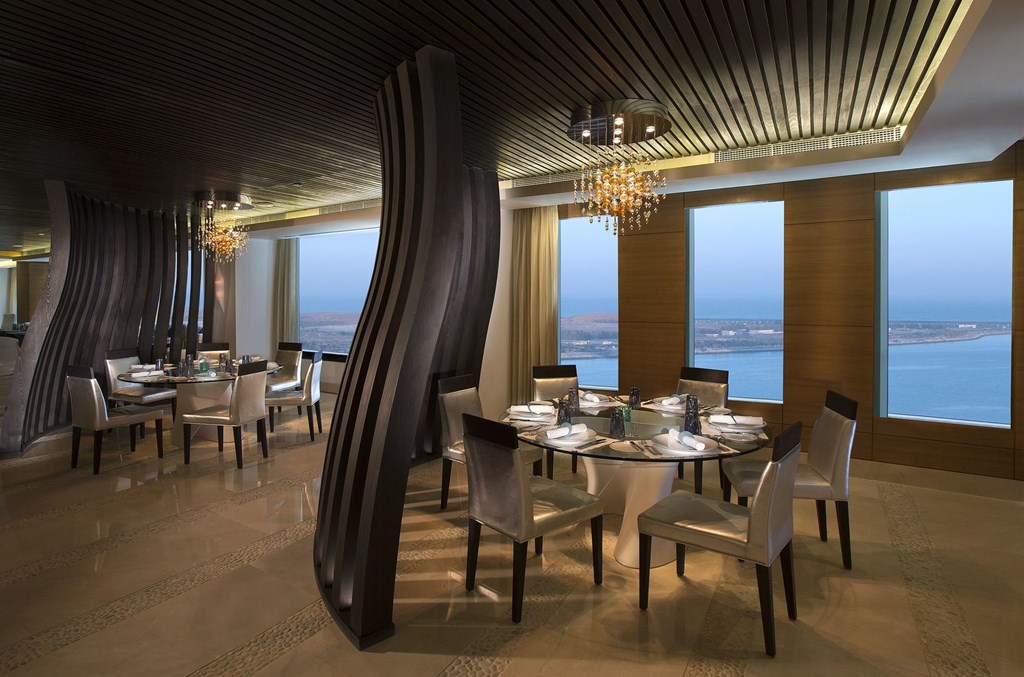 Sofitel Abu Dhabi Corniche: Restaurant