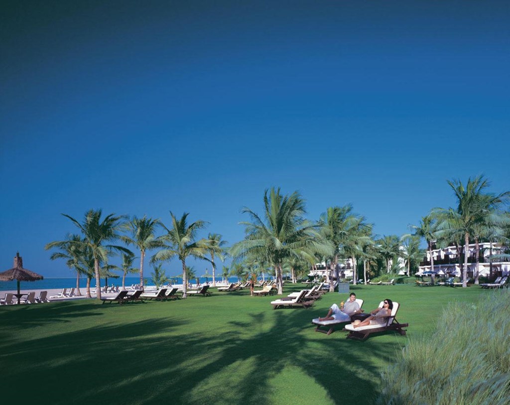 JA Palm Tree Court: Beach